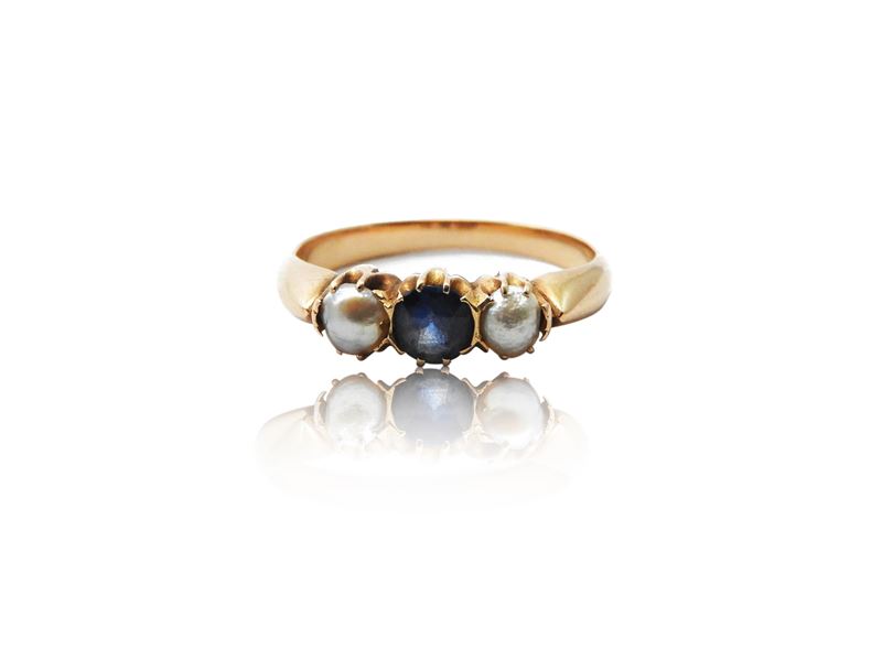 Anello in Oro Rosa con Zaffiro Sintetico e Perle
