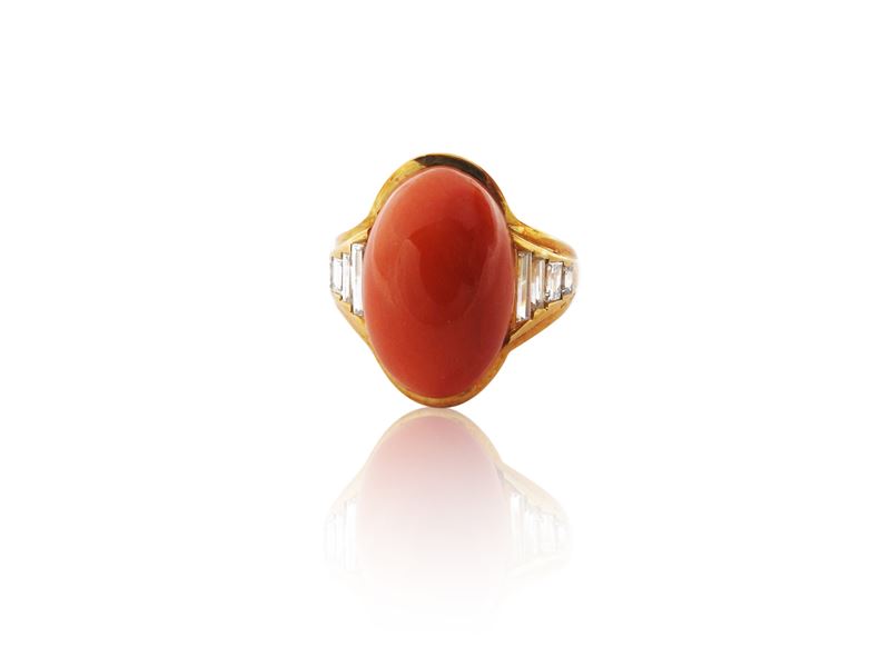 Anello in oro giallo con diamanti e corallo rosso arancio
