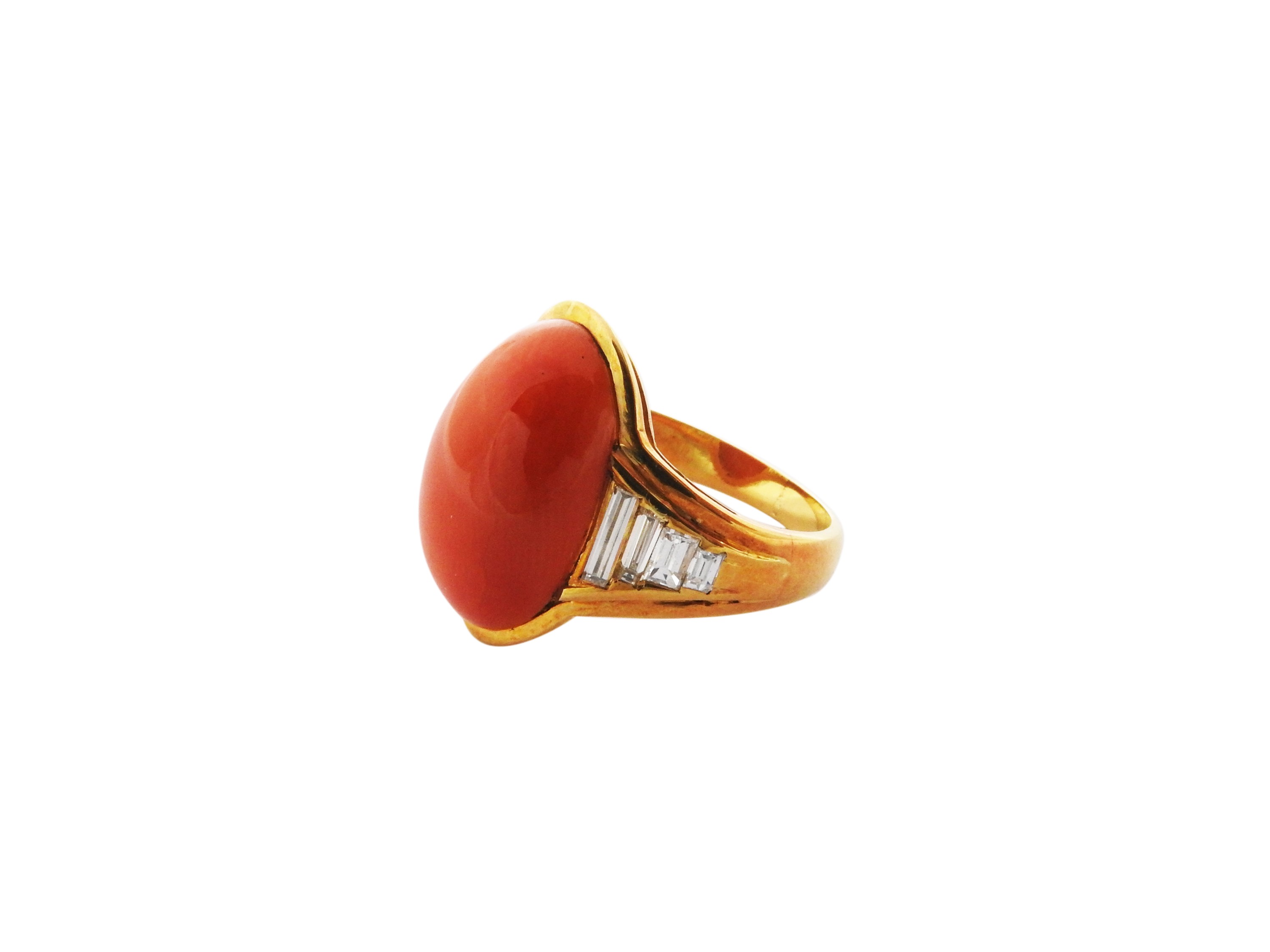 Anello in oro giallo con diamanti e corallo rosso arancio