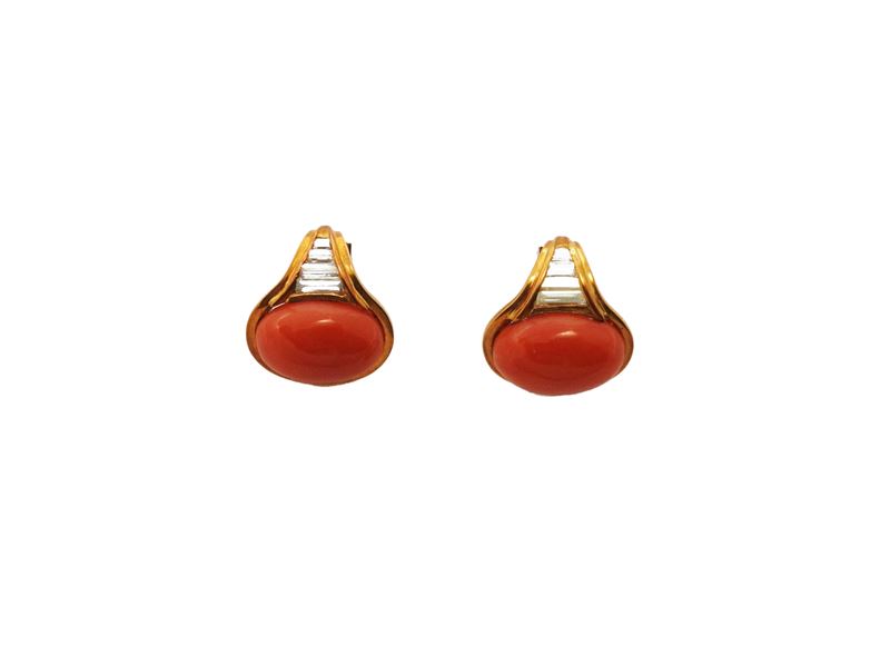 Orecchini in Oro Giallo con Diamanti e Coralli Rosso Arancio