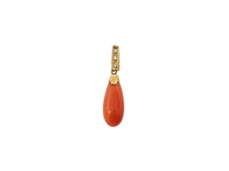 Pendente in Oro Giallo con Diamanti e Corallo Rosso Arancio