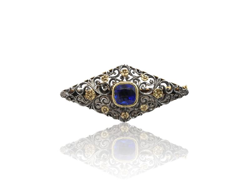 Spilla in Oro Giallo ed Argento con Doppietta Blu