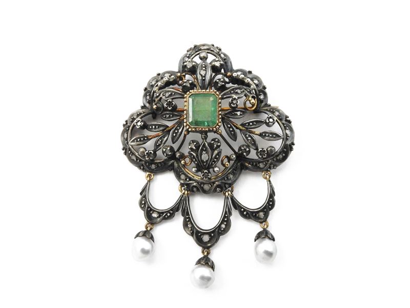 Pendente Spilla in Oro Giallo ed Argento con Diamanti, Smeraldo e Perle