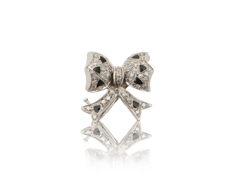 Spilla in Oro Bianco con Diamanti e Smalto Nero