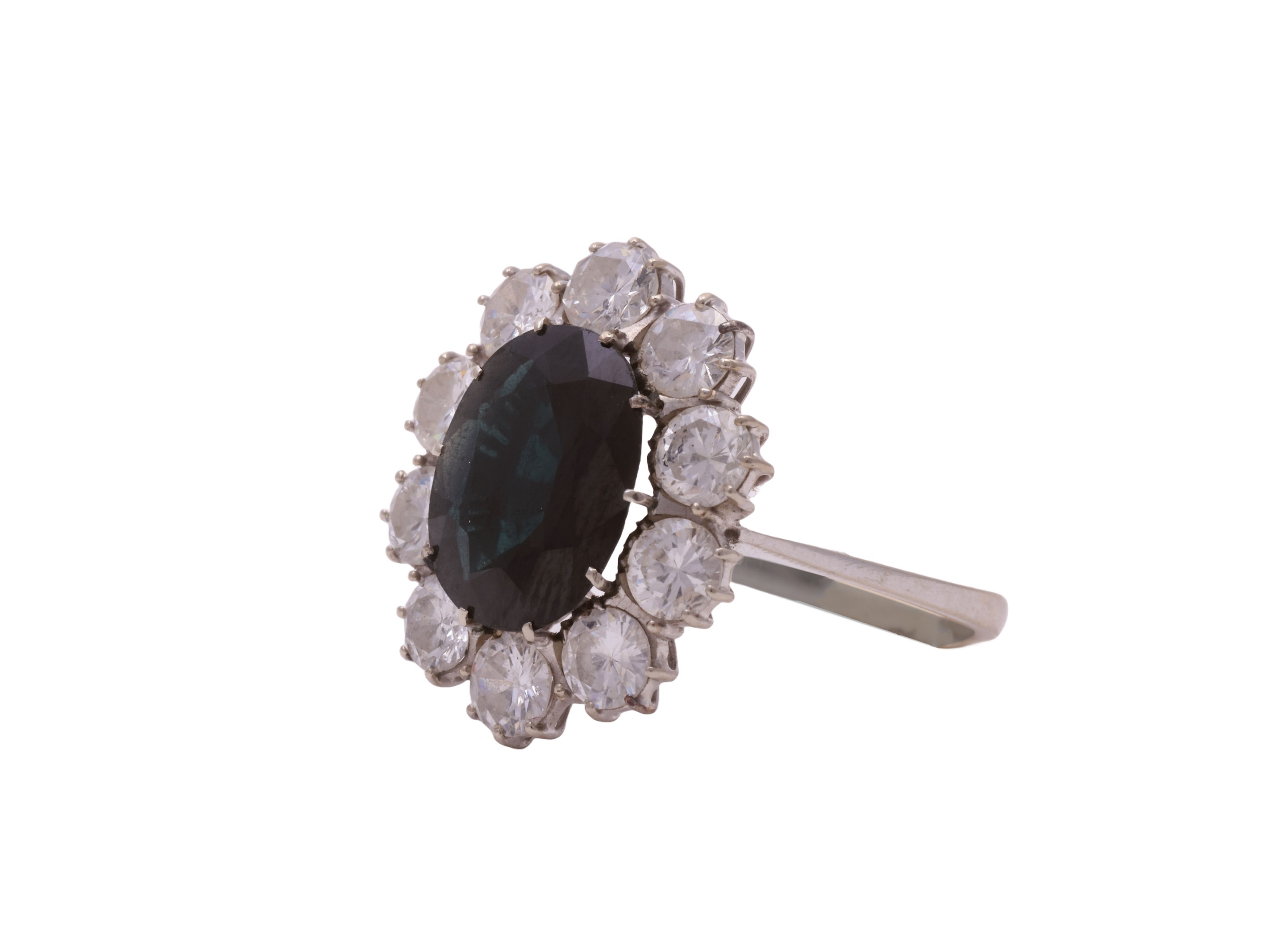 Anello in oro bianco con diamanti e zaffiro