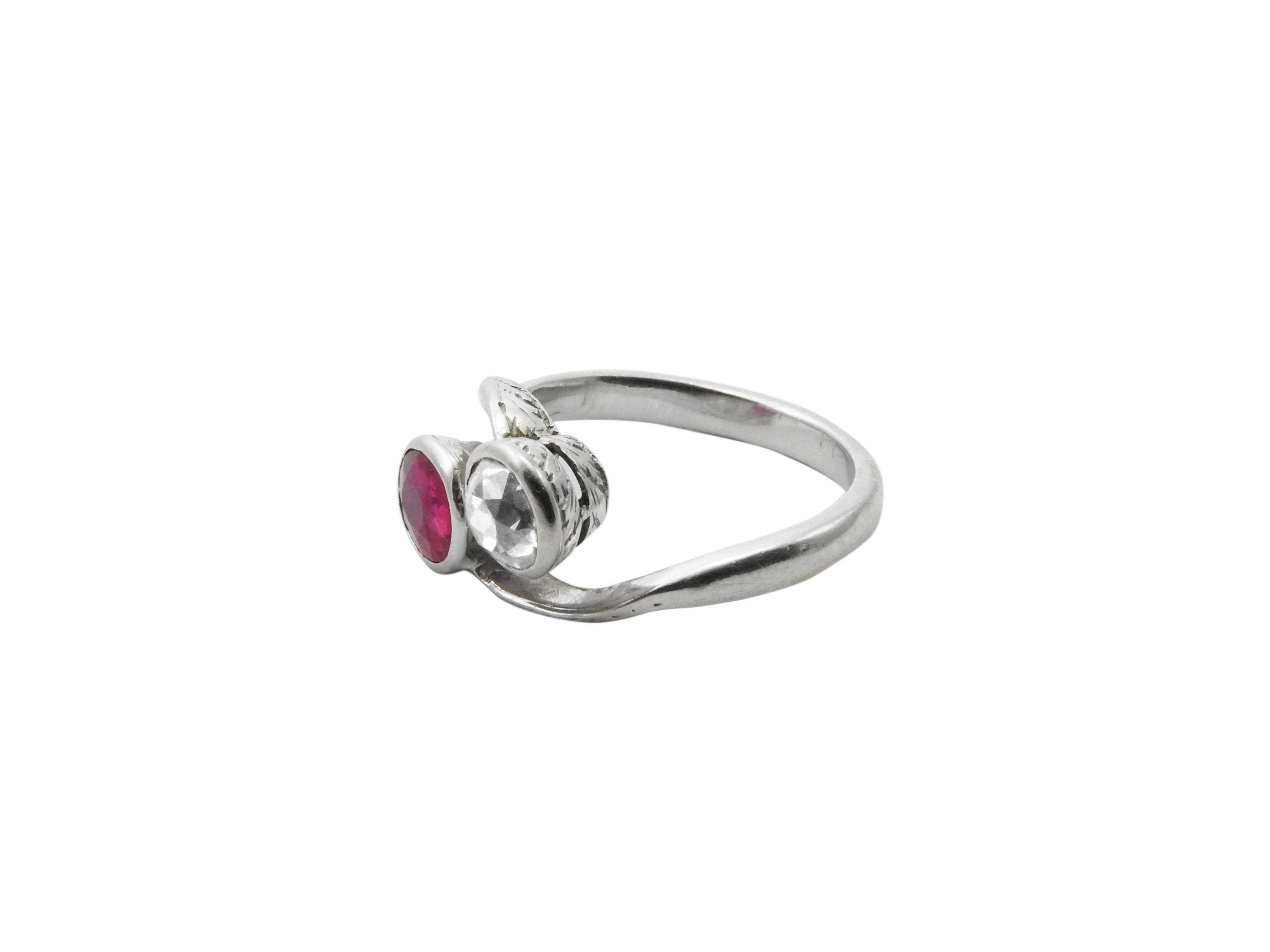 Anello Contrarié in Oro Bianco con Diamante e Rubino