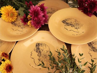 Serie di Dodici Piatti Decorativi in Ceramica Ocra