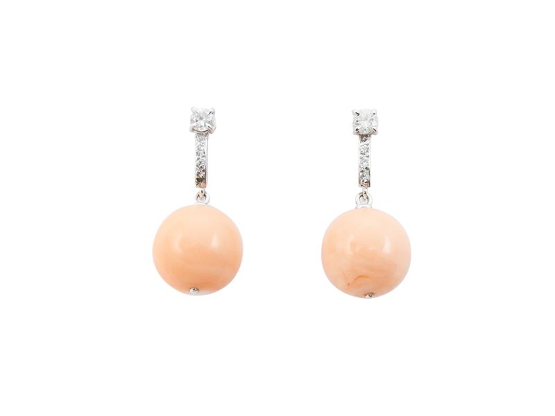 Orecchini Pendenti in Oro Bianco con Diamanti e Corallo Rosa Arancio