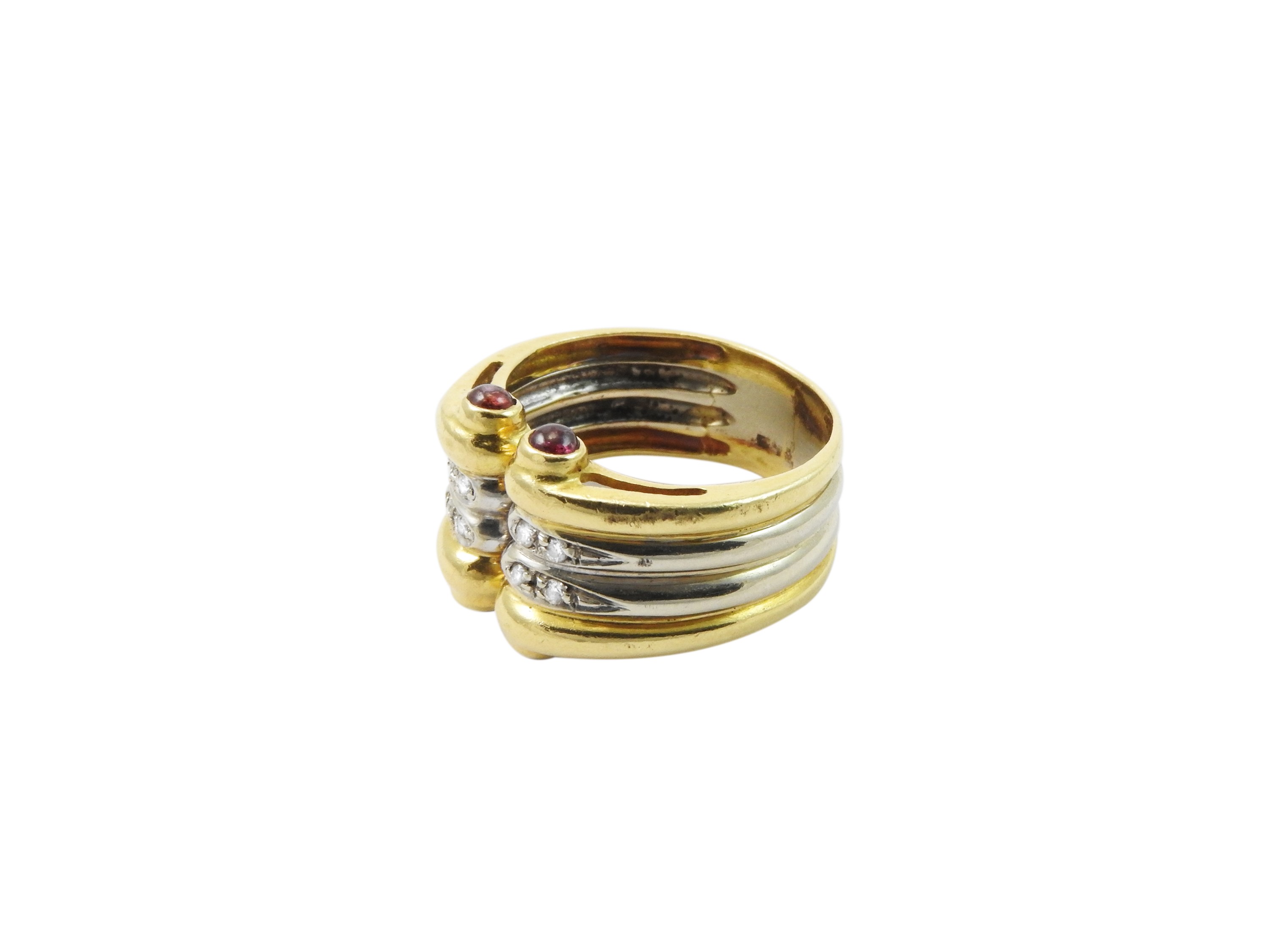 Anello in oro giallo e bianco con diamanti e rubini