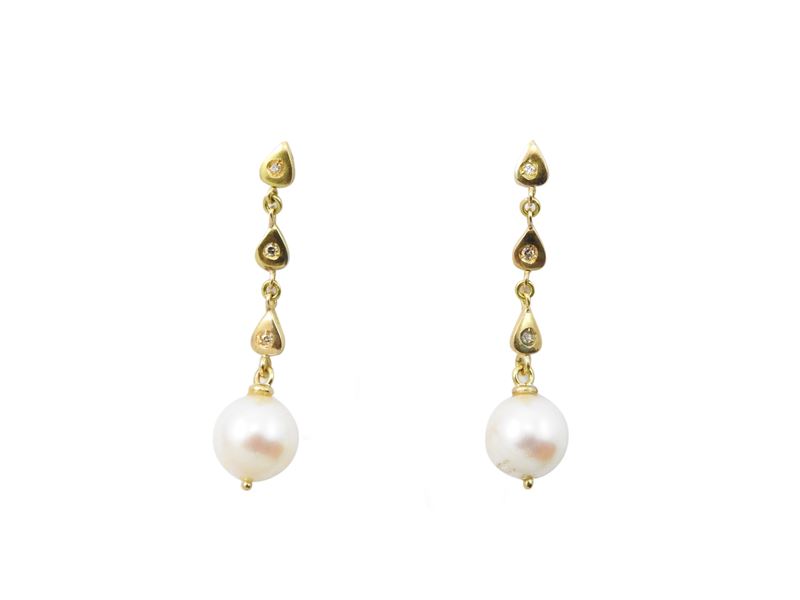 Orecchini pendenti in oro giallo con diamanti e perle coltivate