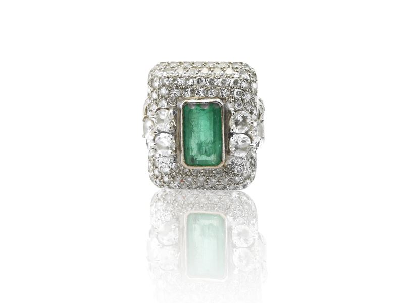 Anello in Oro Bianco con Diamanti e Smeraldo