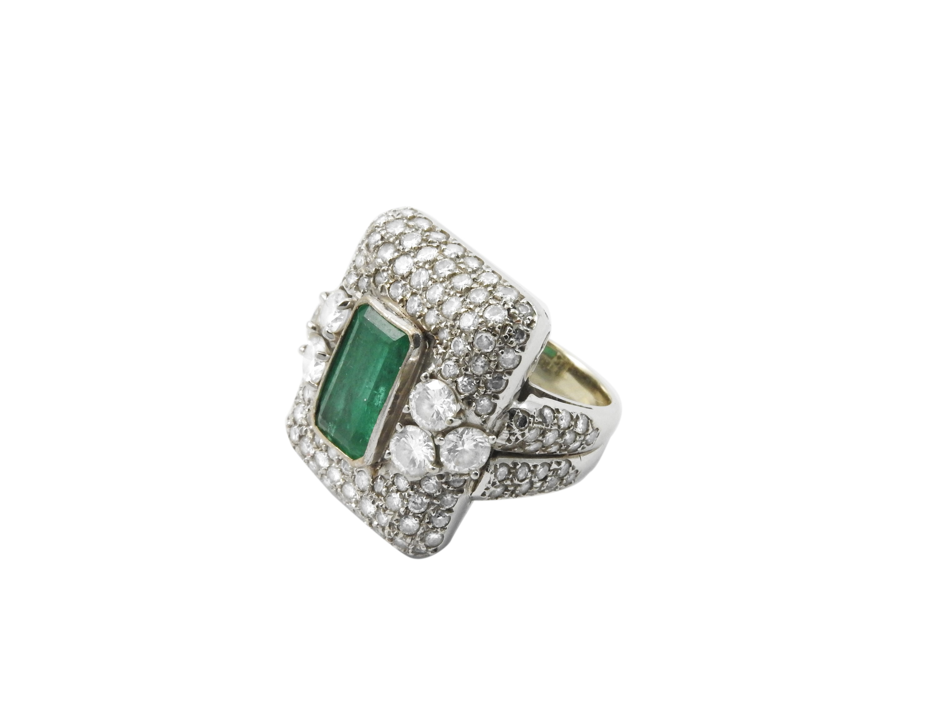 Anello in oro bianco con diamanti e smeraldo