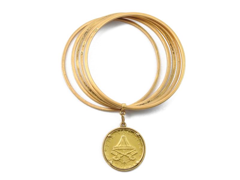 Bracciale Rigido a Cinque Cerchi in Oro Giallo con Medaglia Pendente in Oro 900/1000