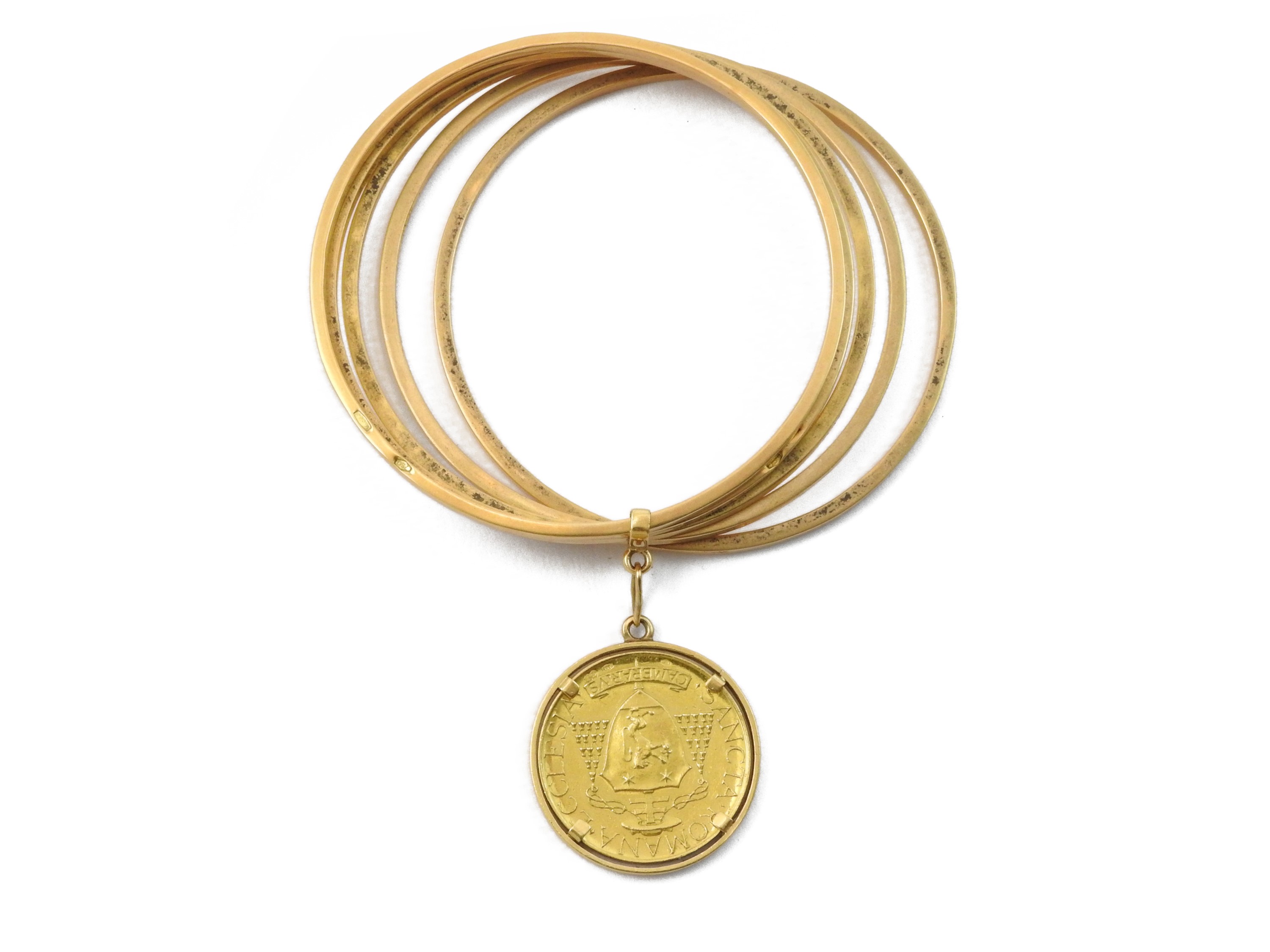 Bracciale rigido a cinque cerchi in oro giallo con medaglia pendente in oro 900/1000