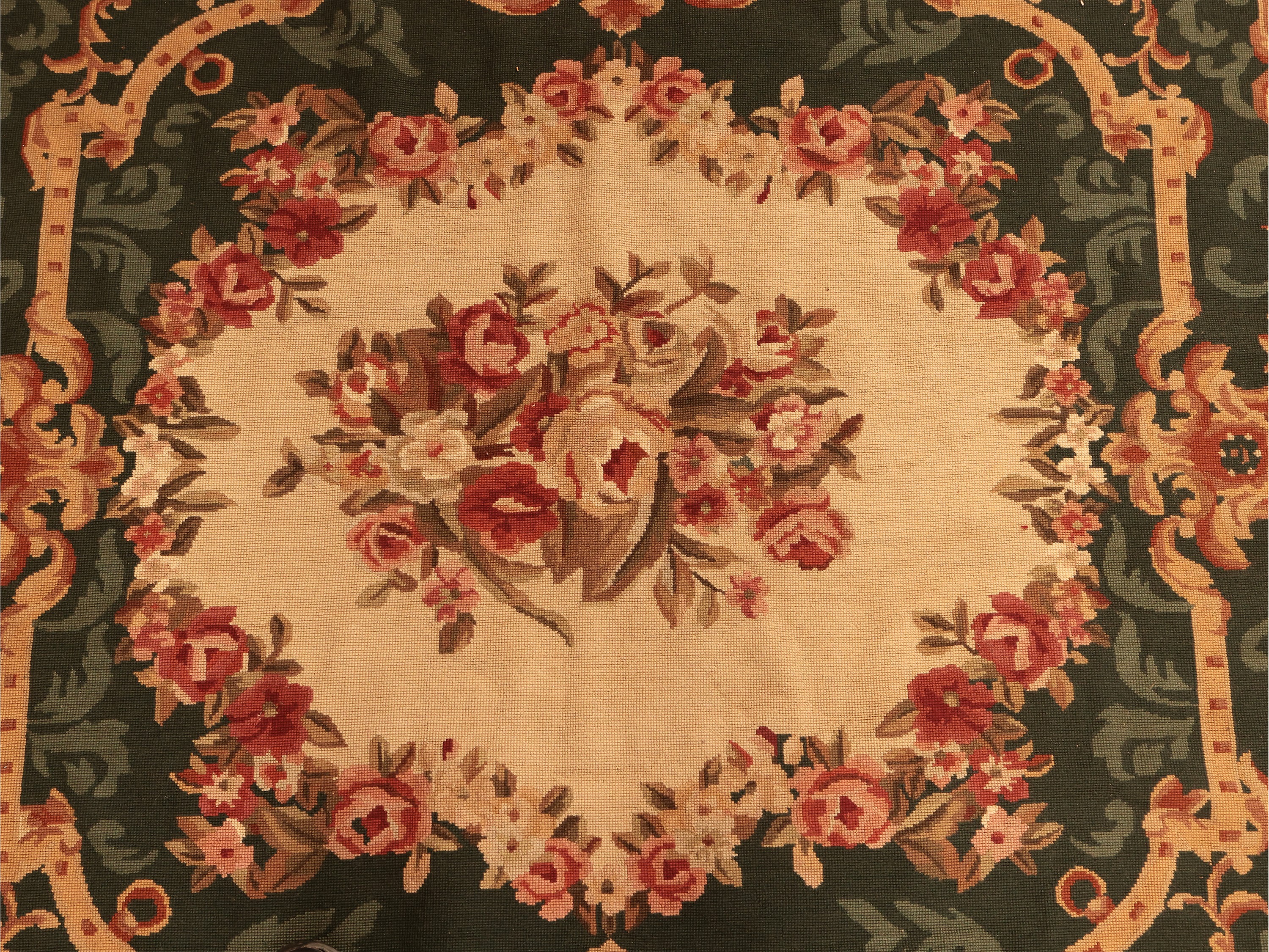 Tappeto a piccolo punto