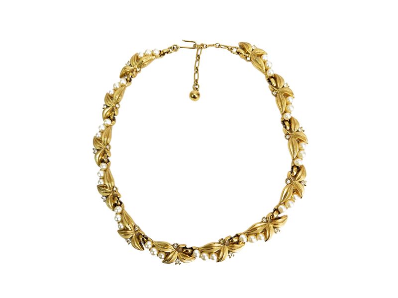 Trifari, Collana in trifarium dorato spazzolato e perle in resina