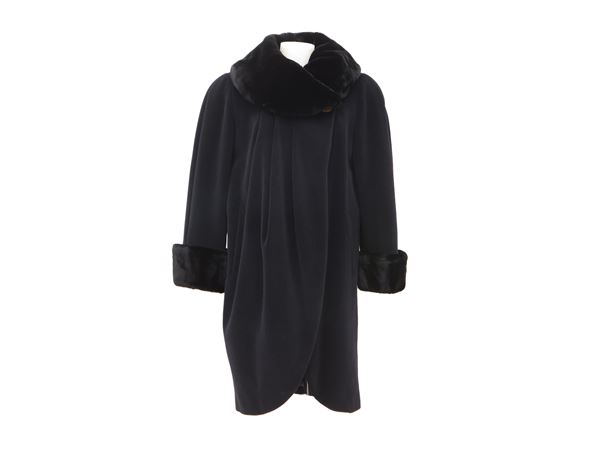 Nora Grandi, Cappotto in panno nero