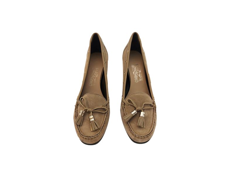 Salvatore Ferragamo, Mocassini in Suede Beige con Nappe