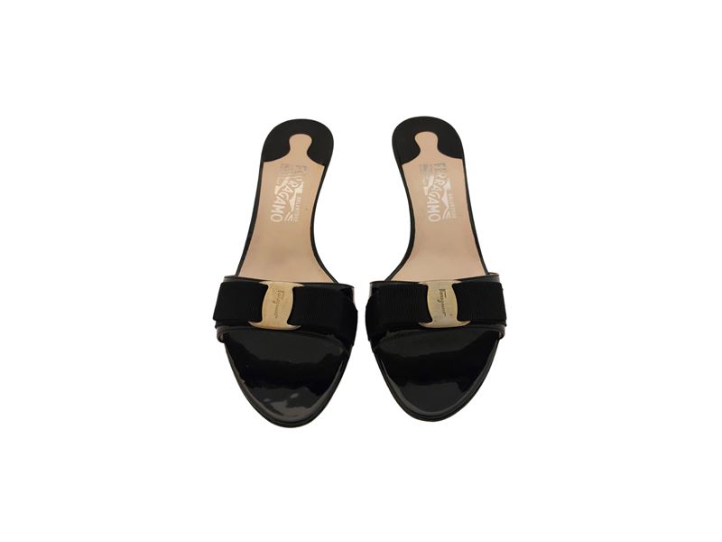 Salvatore Ferragamo, Sandali in Vernice Nera con Fiocco