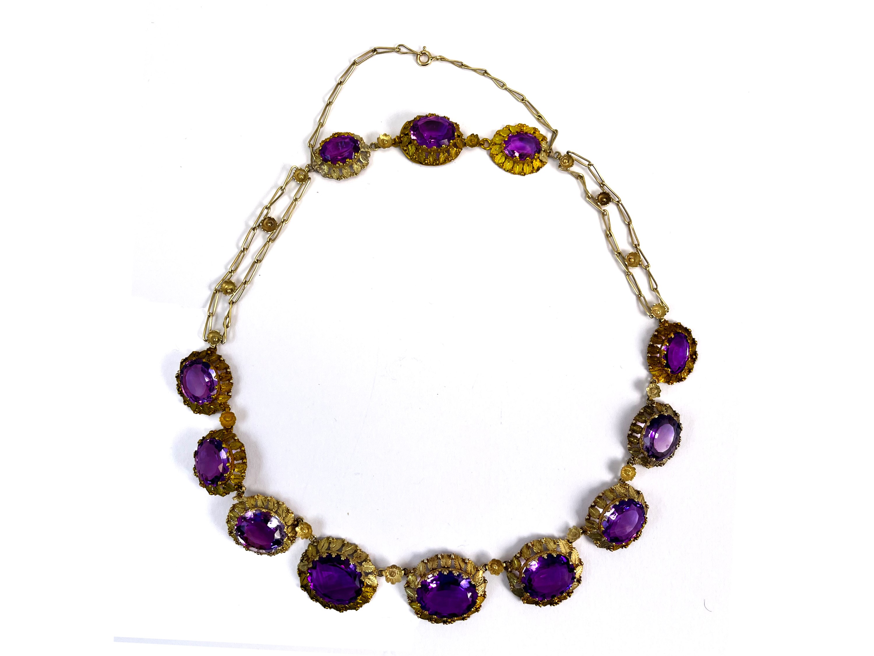 Parure Collana, bracciale rigido e anello in oro giallo con ametiste