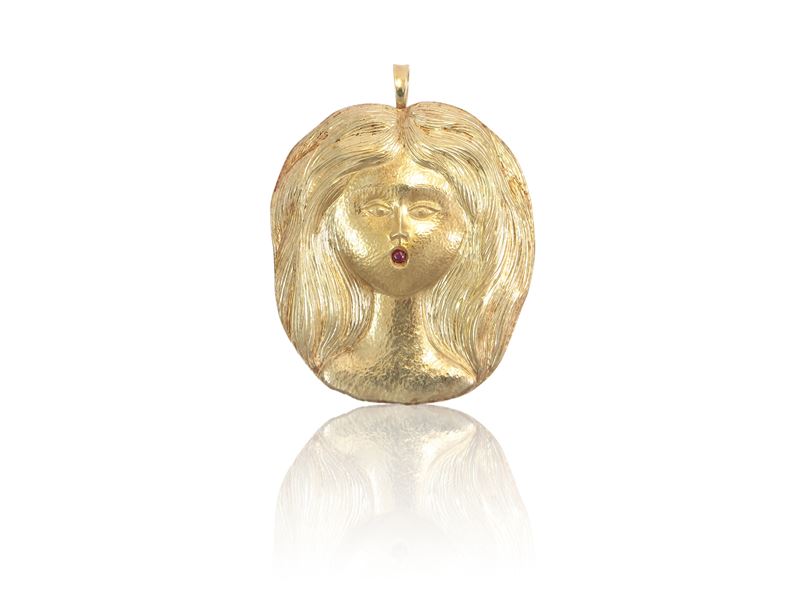 'Donna capelluta' 1975 Pendente in oro giallo con rubino