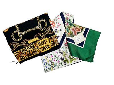 Gucci, Due Foulard in Seta