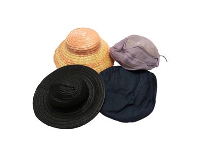 Lotto di Sette Cappellini in Cotone, Paglia, Rafia ed Altri Materiali