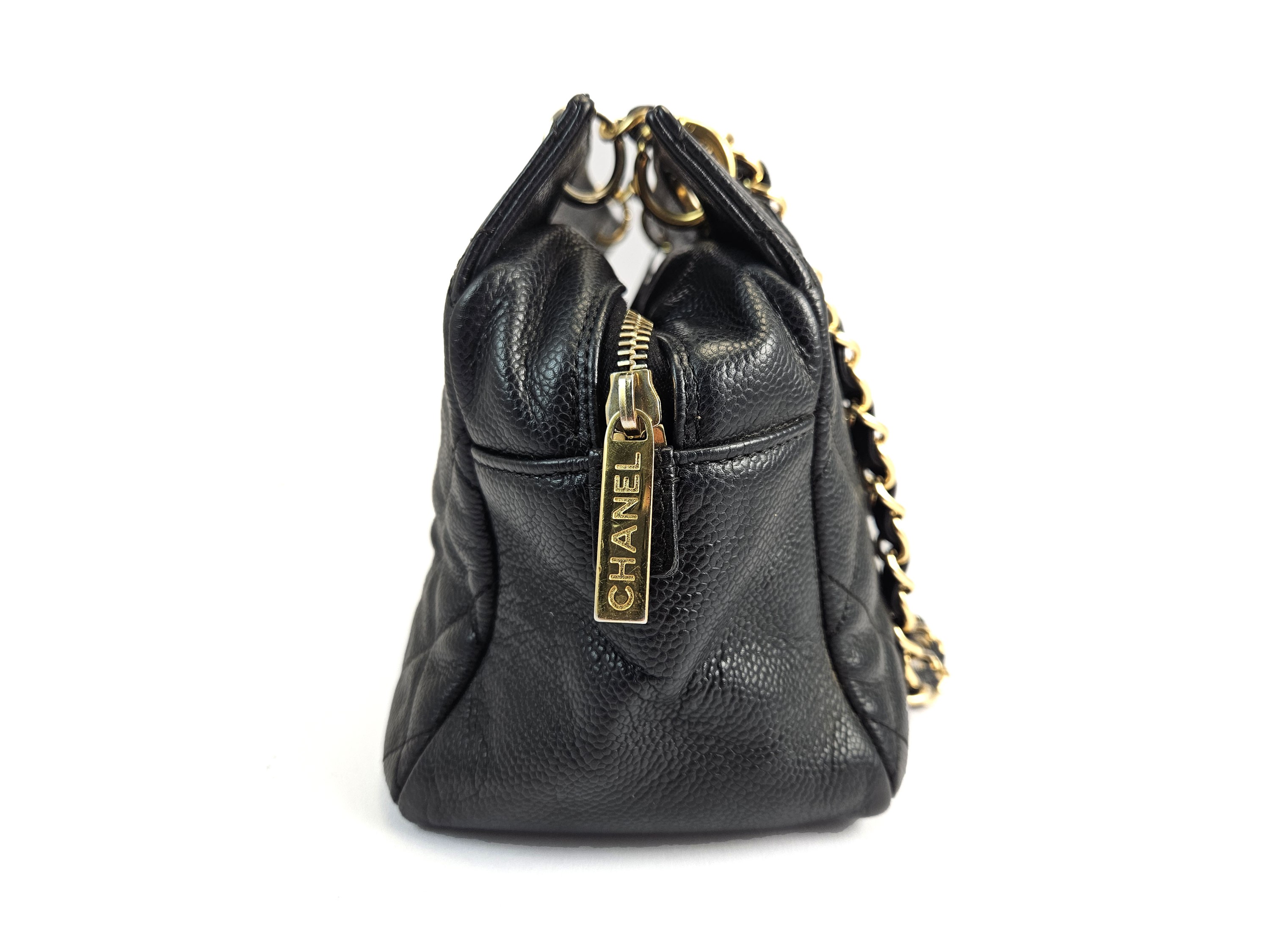 Chanel, Borsa a spalla in pelle martellata nera matelassé