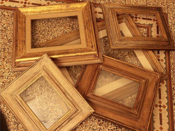 Otto cornici in legno laccato e dorato