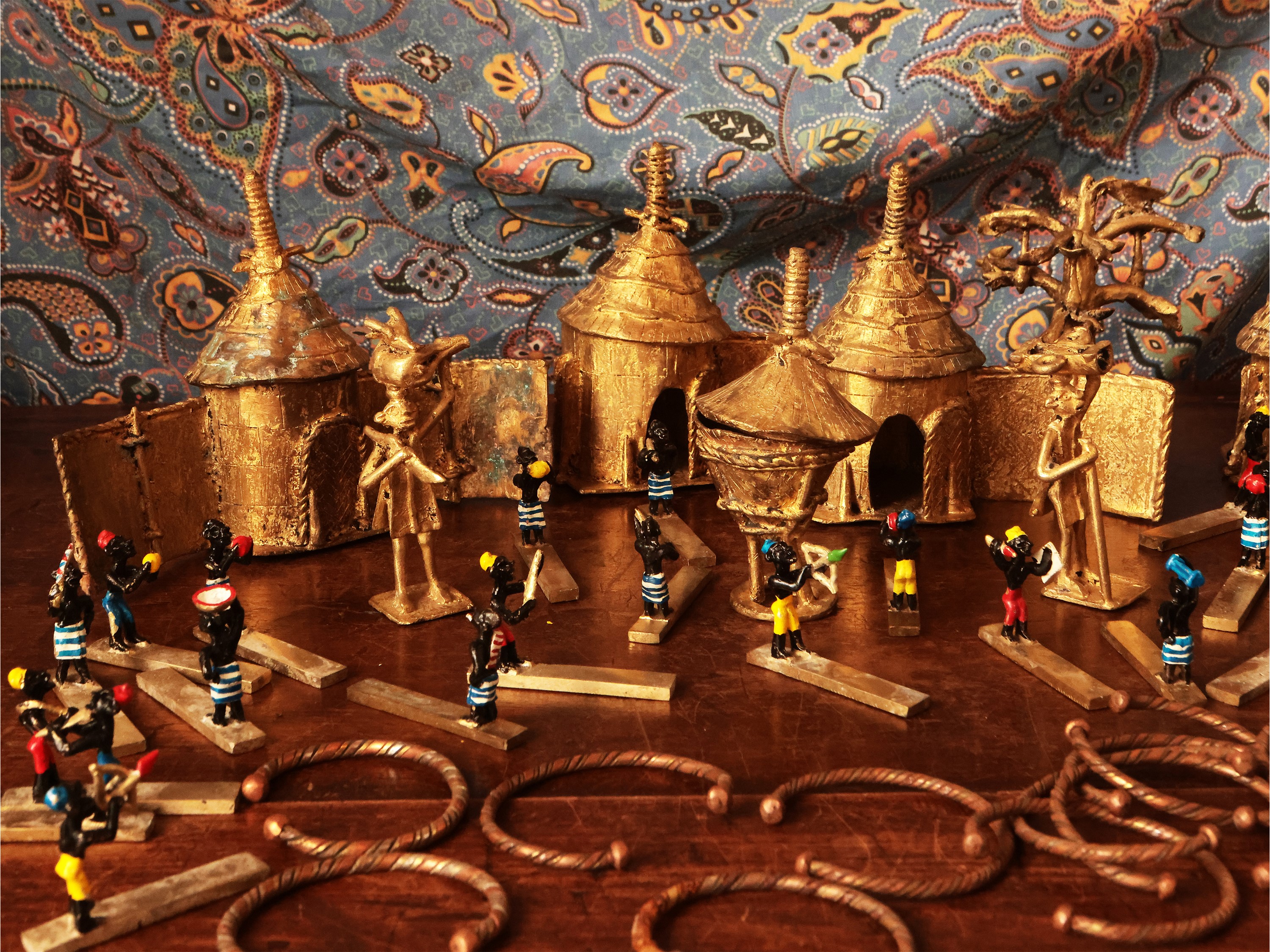 Villaggio Africano in Metallo Dorato