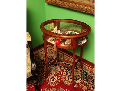 Tavolino teca per collezioni in satinwood, piano ovale intarsiato, XX secolo