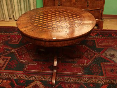 Tavolino basso da salotto, impiallacciato in noce con piano intarsiato a marqueterie