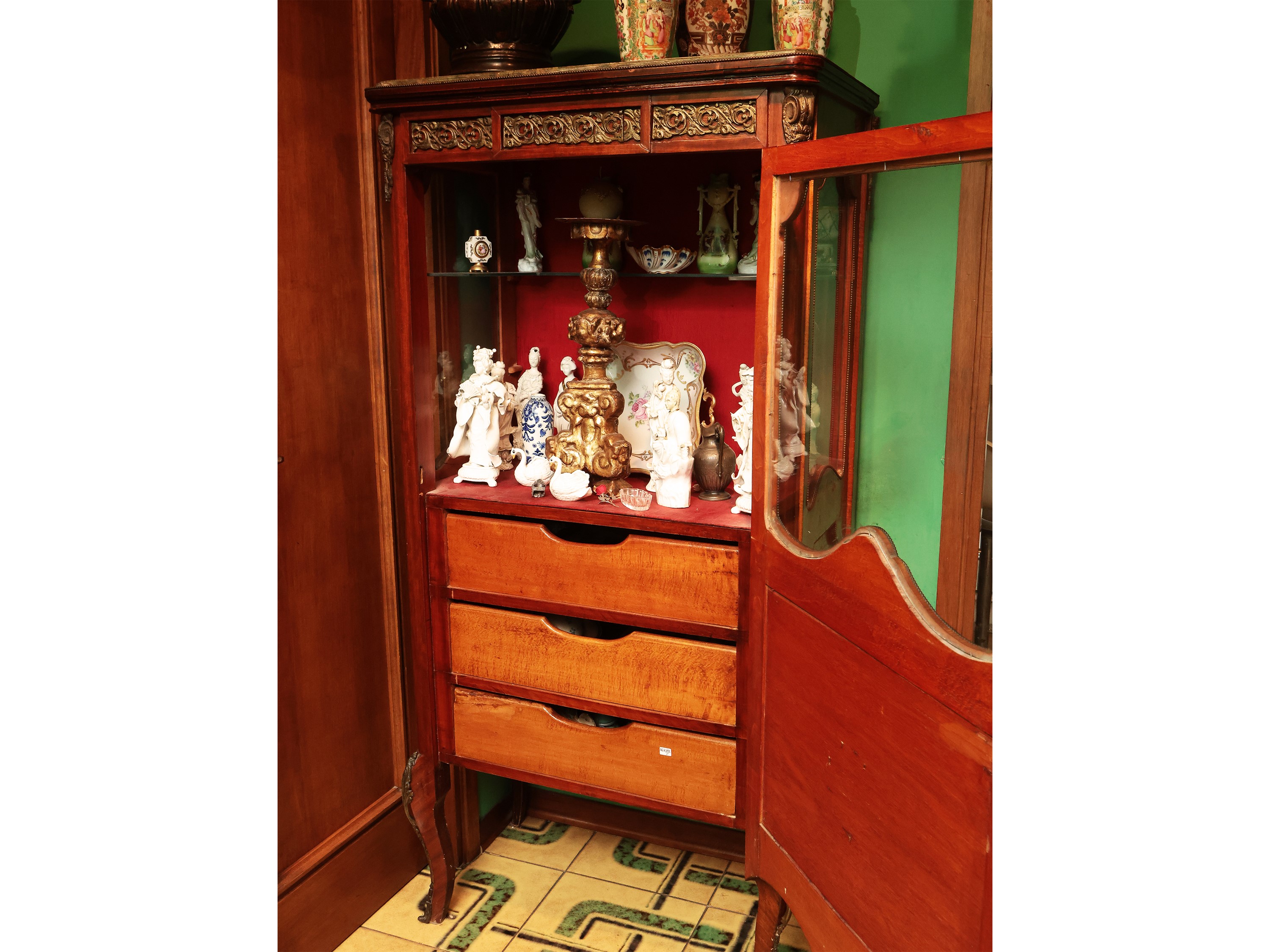 Vetrinetta per collezioni impiallacciata in legno di rosa