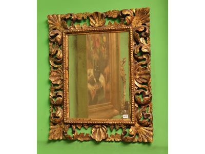 Piccola specchiera con cornice in legno dorato e traforato