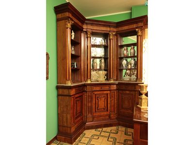 Libreria architettonica a due corpi in noce e radica di noce, XIX secolo
