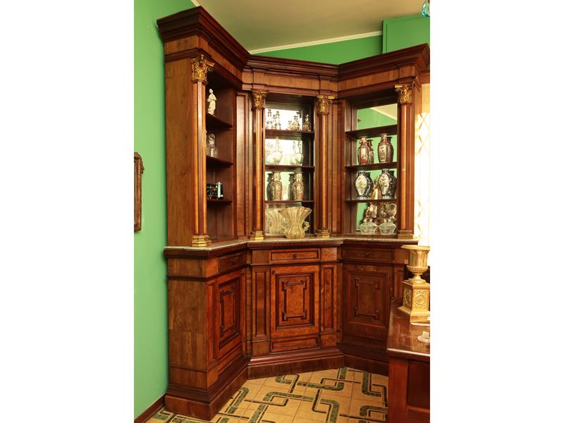 Libreria architettonica a due corpi in noce e radica di noce, XIX secolo