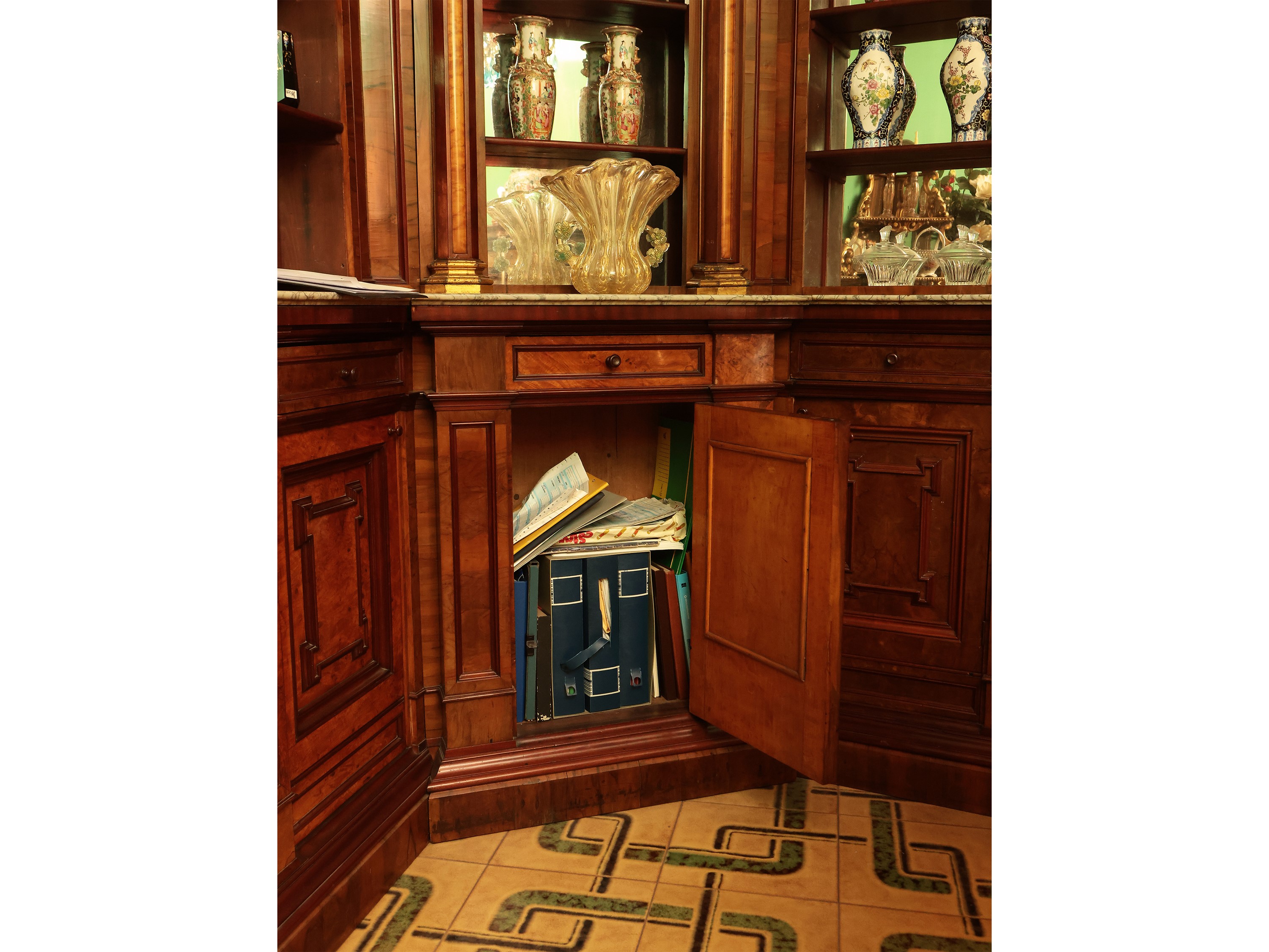 Libreria architettonica a due corpi in noce e radica di noce, XIX secolo