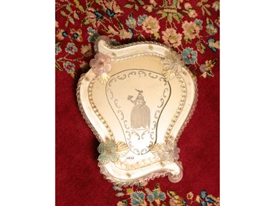Specchio sagomato in vetro soffiato di Murano con incisione decorativa e applicazioni floreali