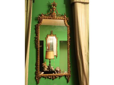 Specchiera di gusto neoclassico, cornice in legno intagliato e dorato