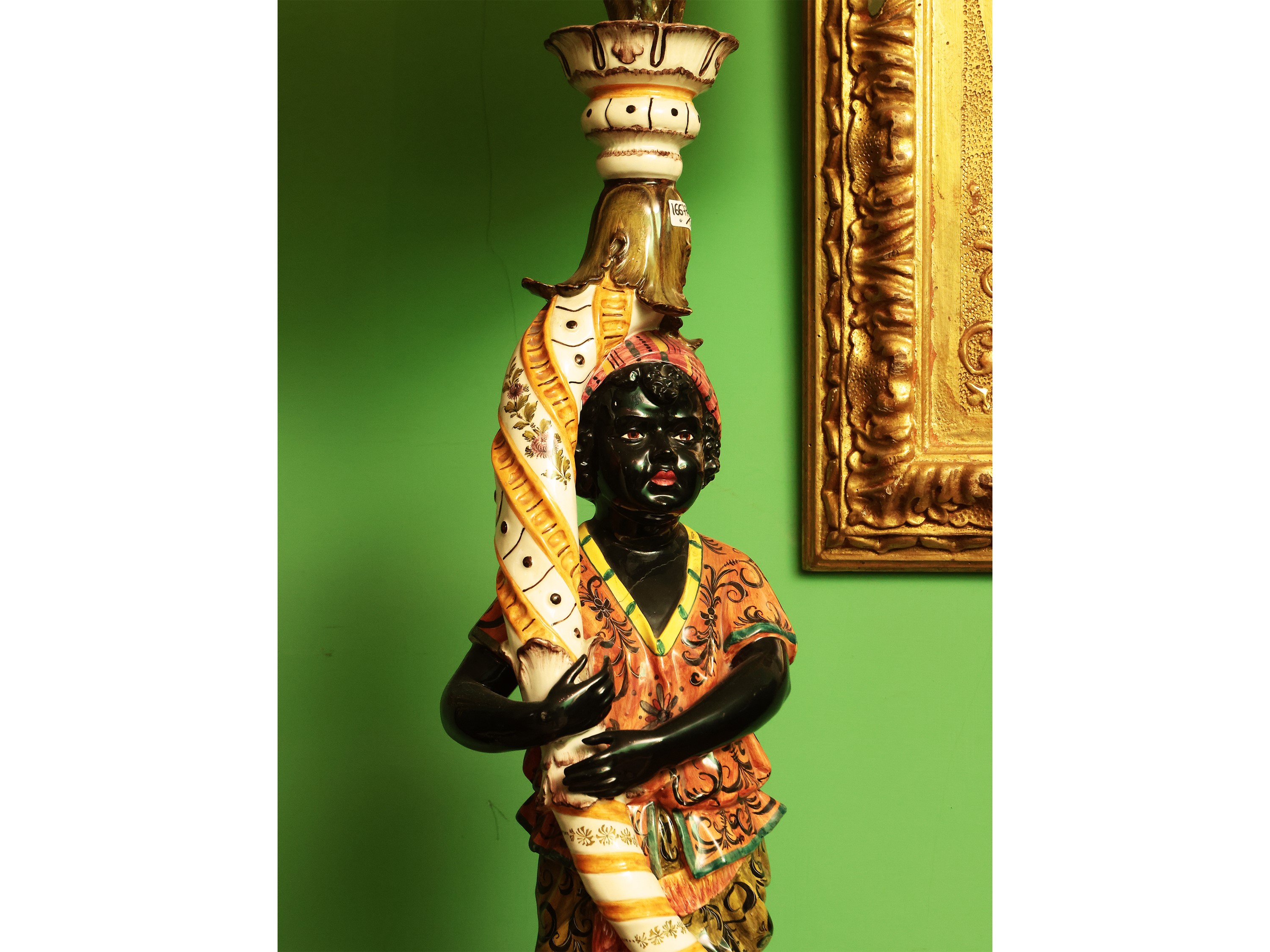 Coppia di Moretti Portalampada in Ceramica Policroma