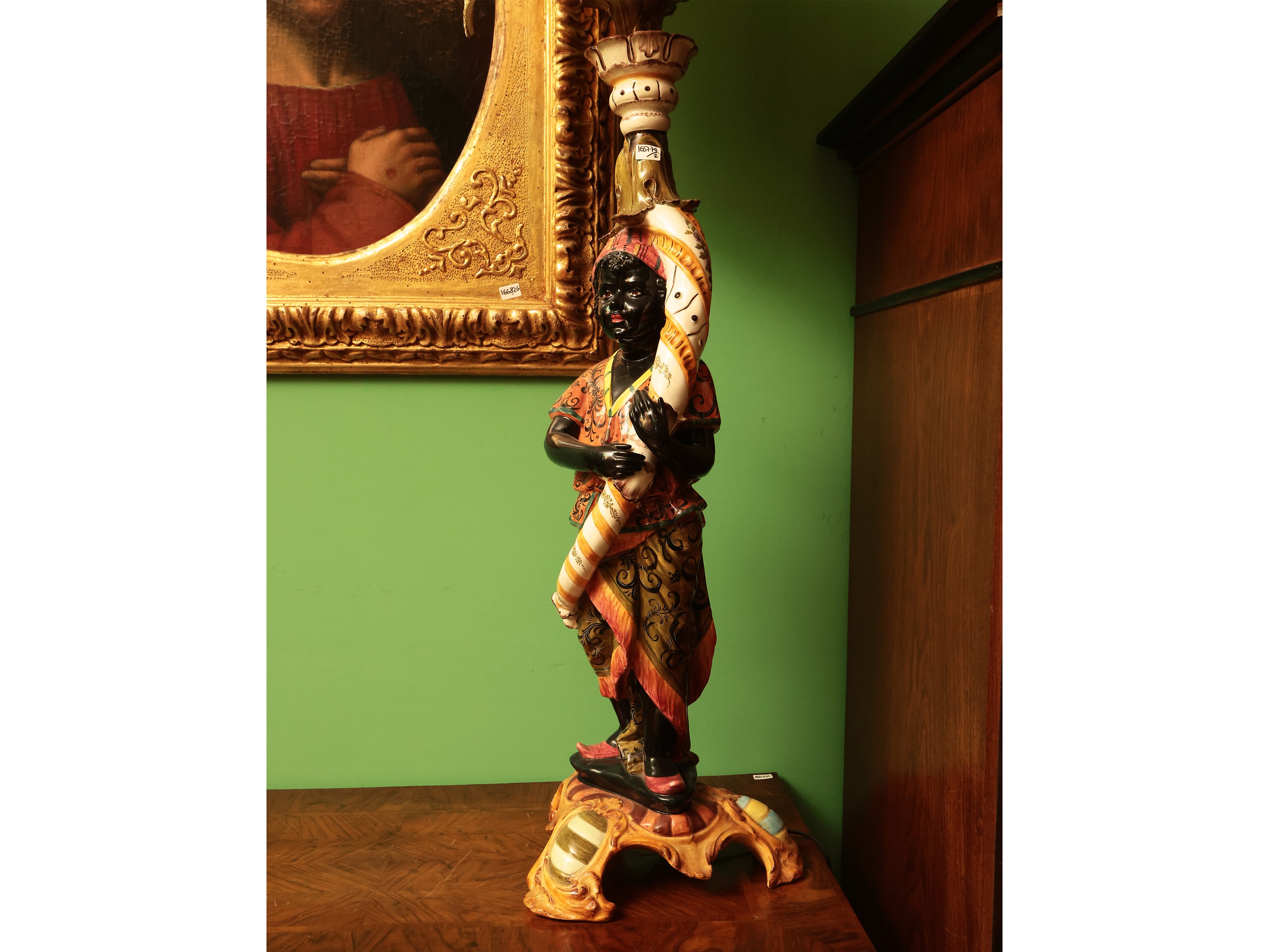 Coppia di Moretti Portalampada in Ceramica Policroma