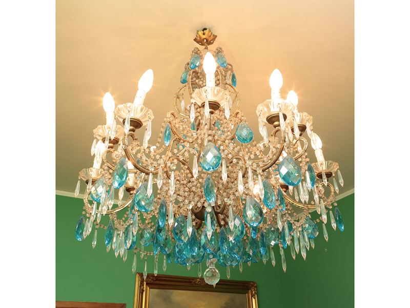 Grande lampadario a paniere in metallo dorato e vetro