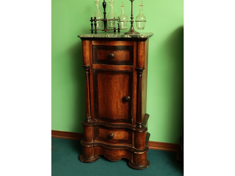 Comodino impiallacciato in satinwood con piano in marmo verde, XIX secolo