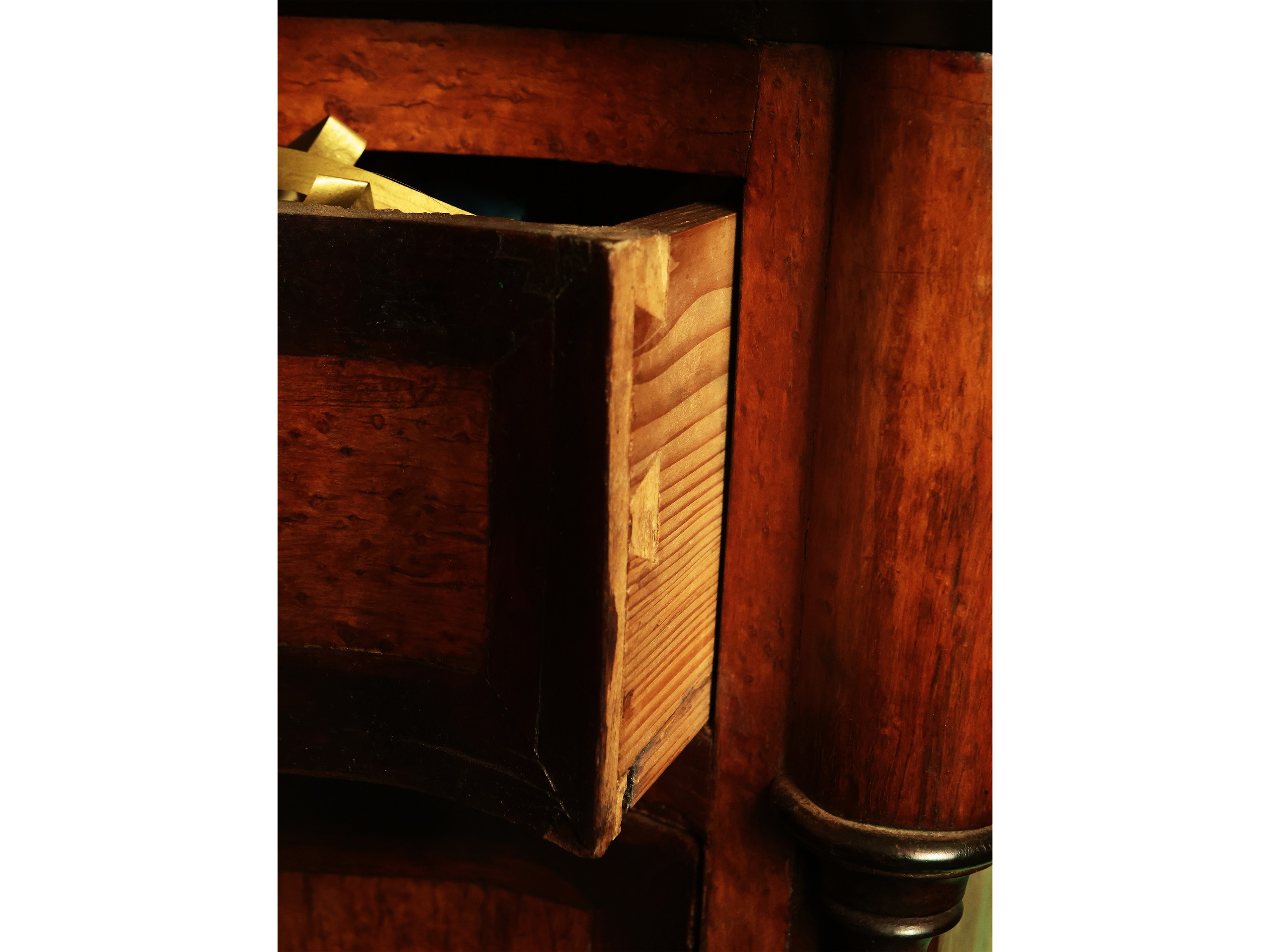 Comodino impiallacciato in satinwood con piano in marmo verde, XIX secolo