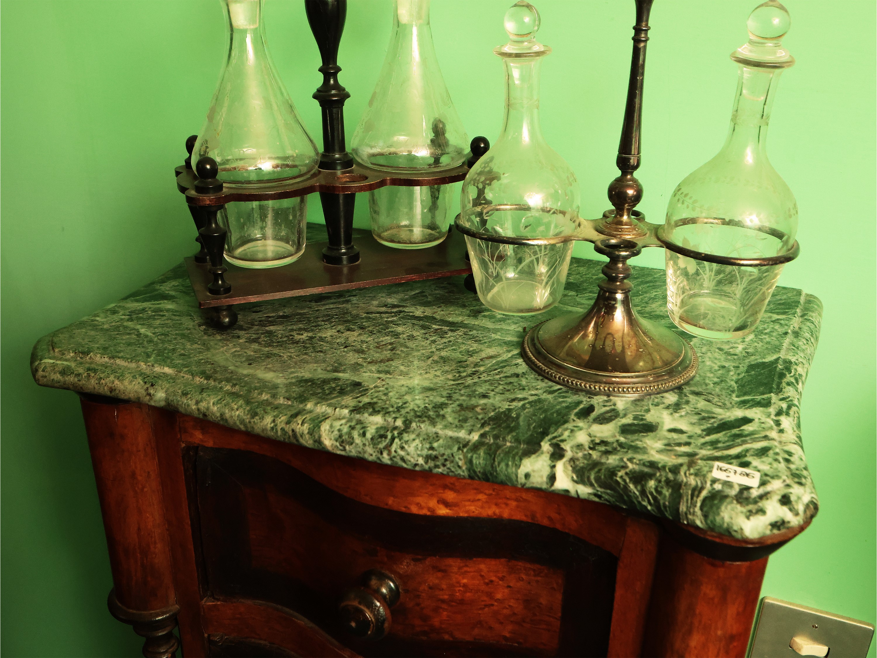 Comodino impiallacciato in satinwood con piano in marmo verde, XIX secolo