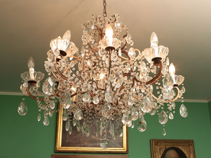 Grande lampadario in metallo dorato e vetro