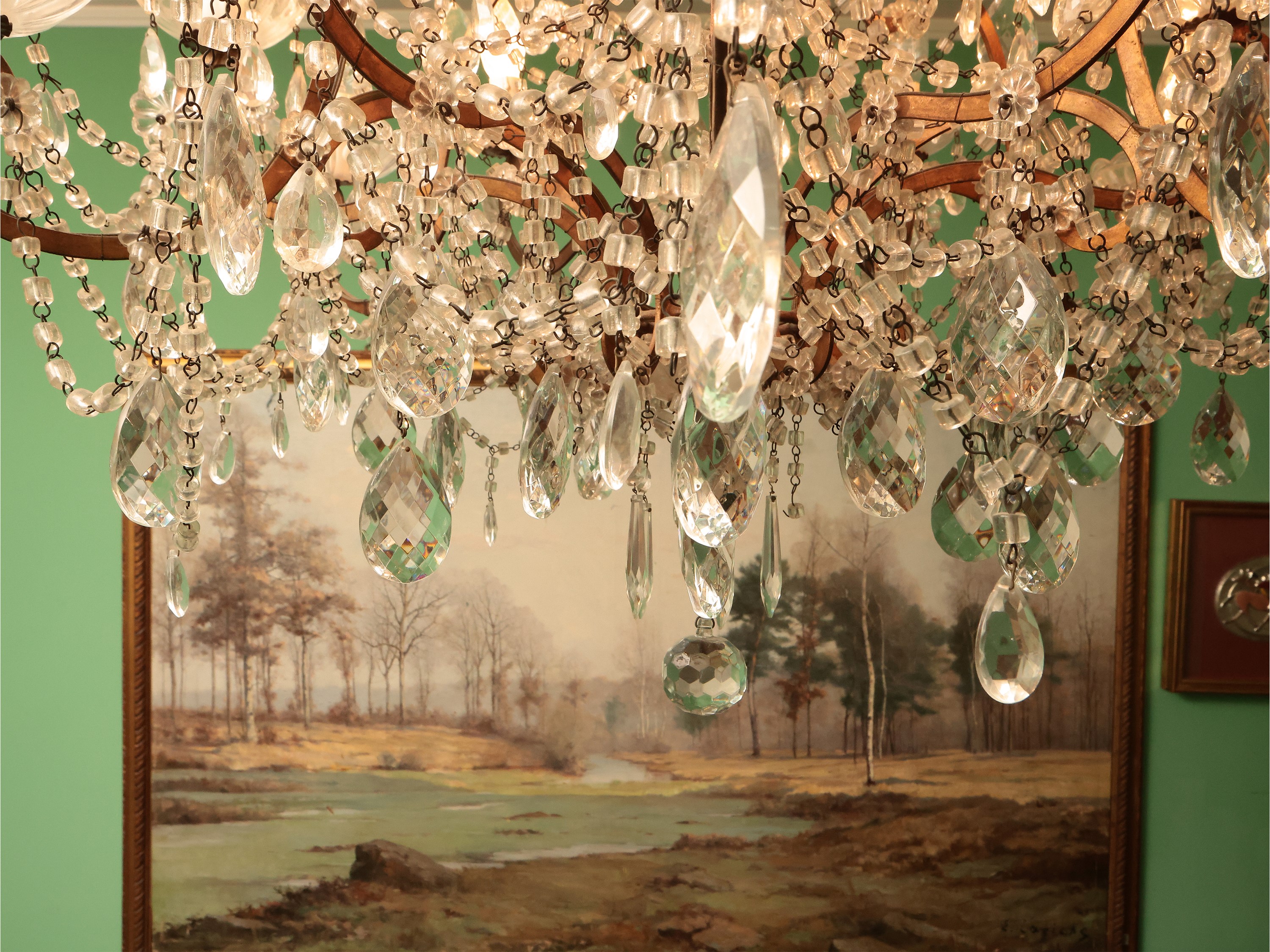 Grande lampadario in metallo dorato e vetro