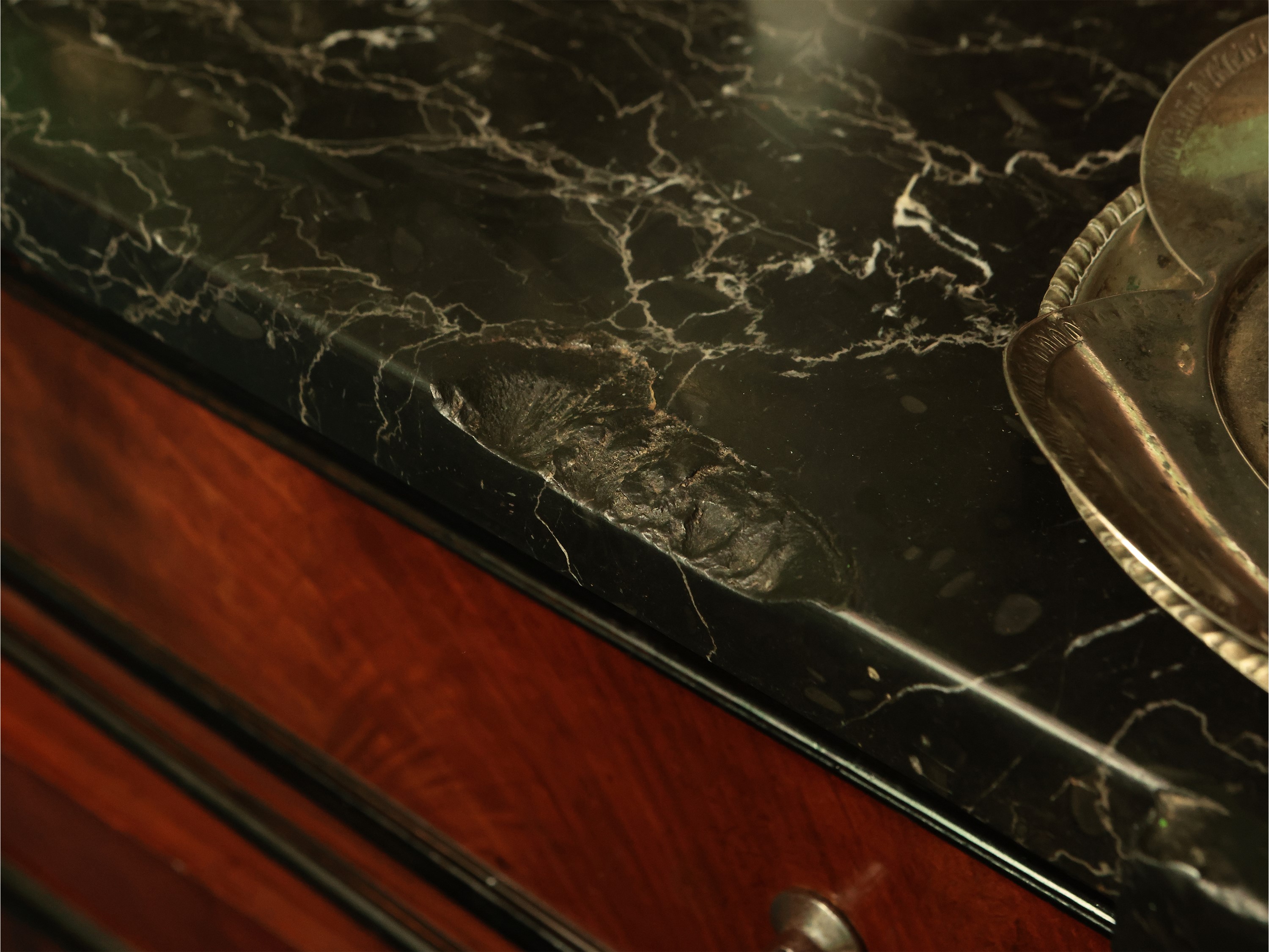 Credenza con Alzata Impiallacciata in Noce e Piuma di Noce