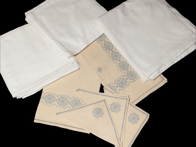 Assortimento di Biancheria per la Tavola in Lino
