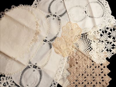 Assortimento di Centrini e Tovagliette per la Casa